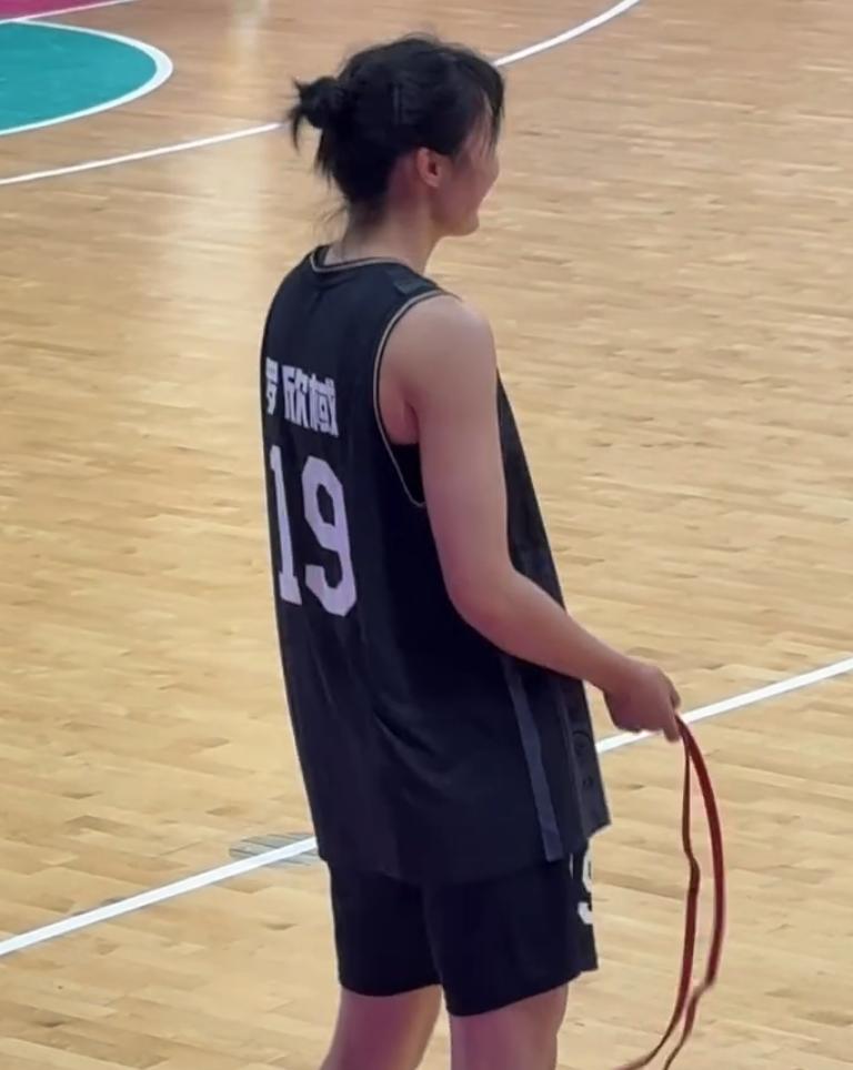 AA, 她在国内的, 扫亚洲杯阴